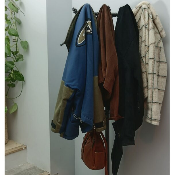 Portemanteau et rangement vêtements en métal style industriel avec des blousons et des manteaux en situation