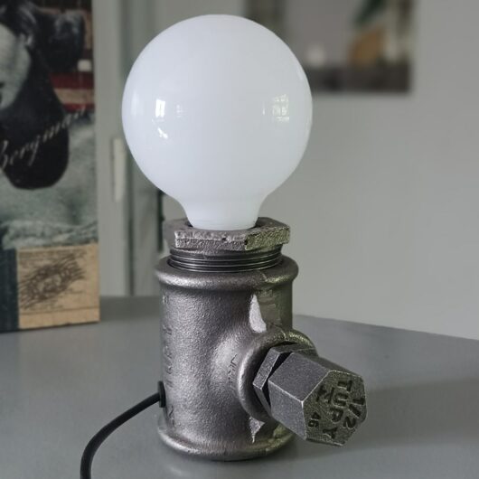 Lampe industrielle : design unique avec raccord de plomberie